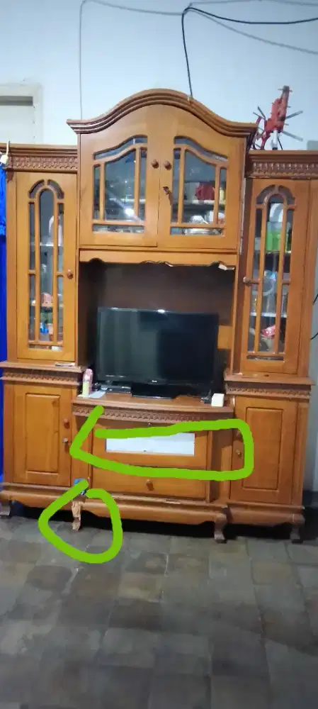 Bufet tempat pajangan dan tv