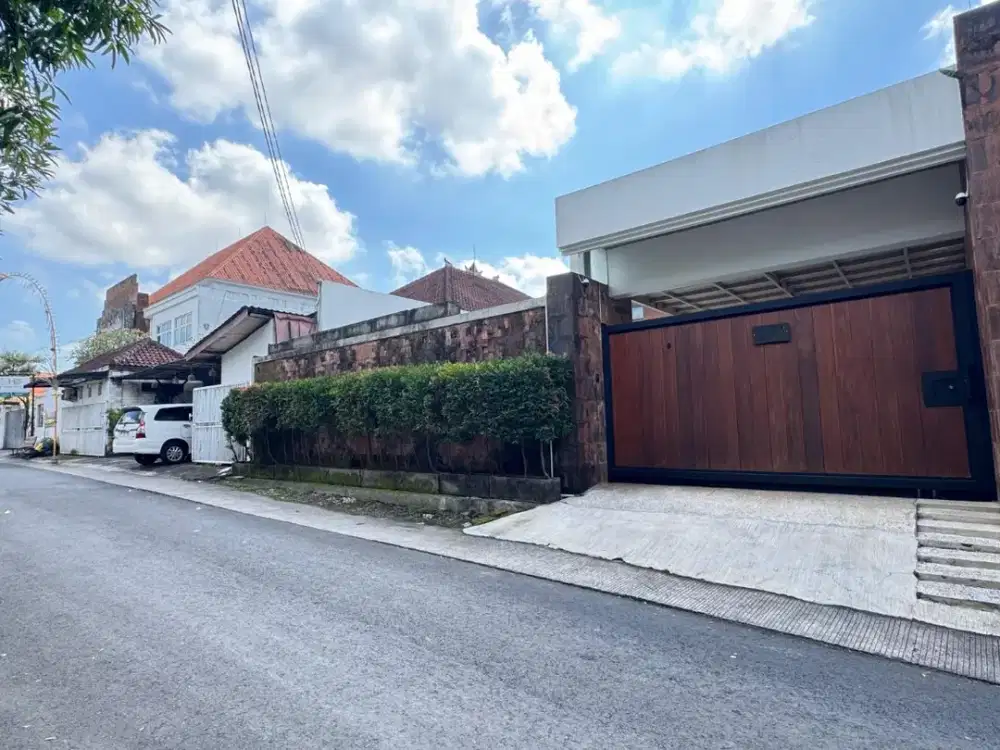 Dijual - Villa Bergaya Modern di Kerobokan Kelod, Furnished, Dekat Dari Daerah Seminyak dan Canggu