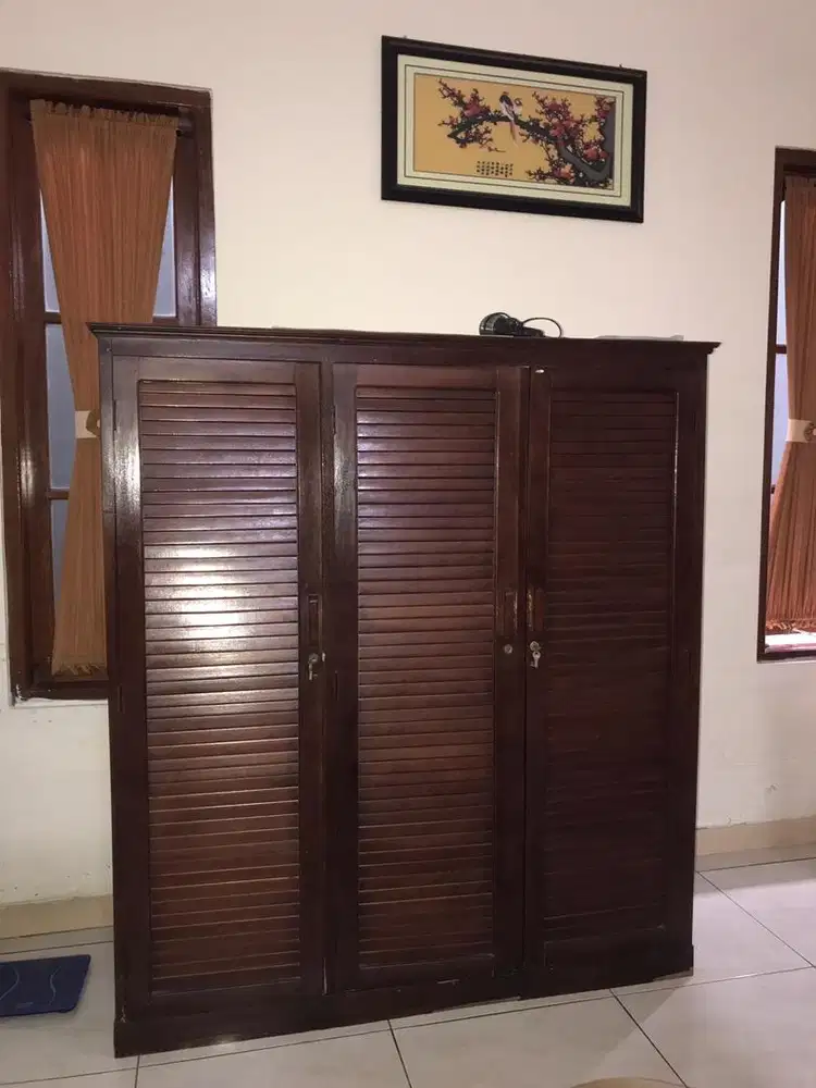 Lemari baju kayu bekas