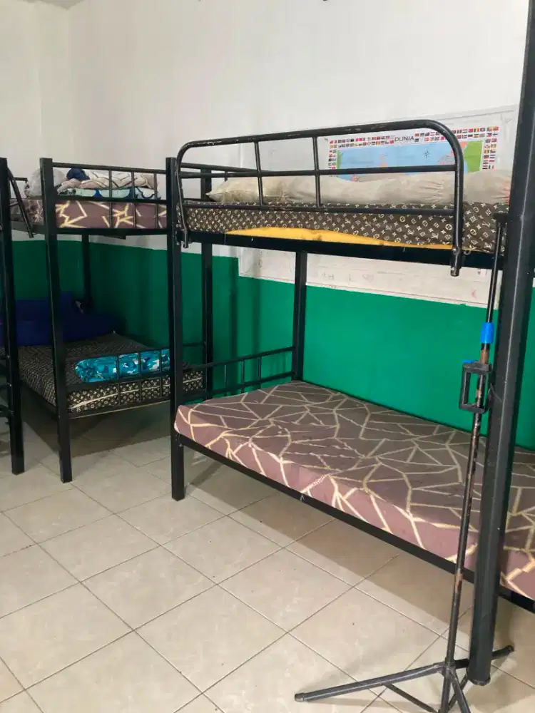 Tempat tidur ranjang besi susun