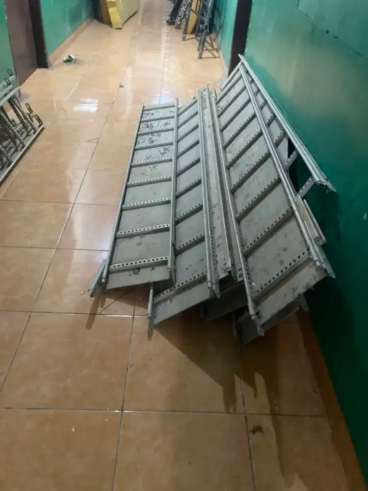 Rak besi susun untuk toko