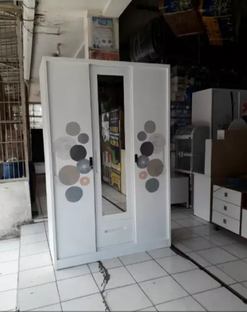 Lemari plat besi 3 pintu
