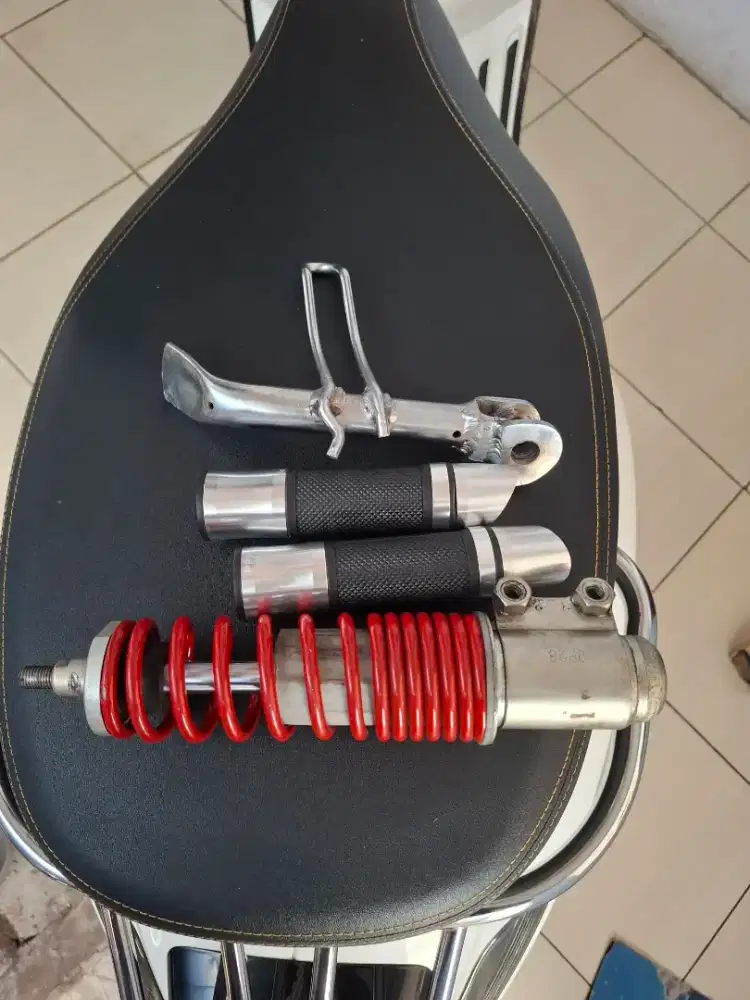 Shock downsize  Vespa, standar samping Chrome dan handgrip