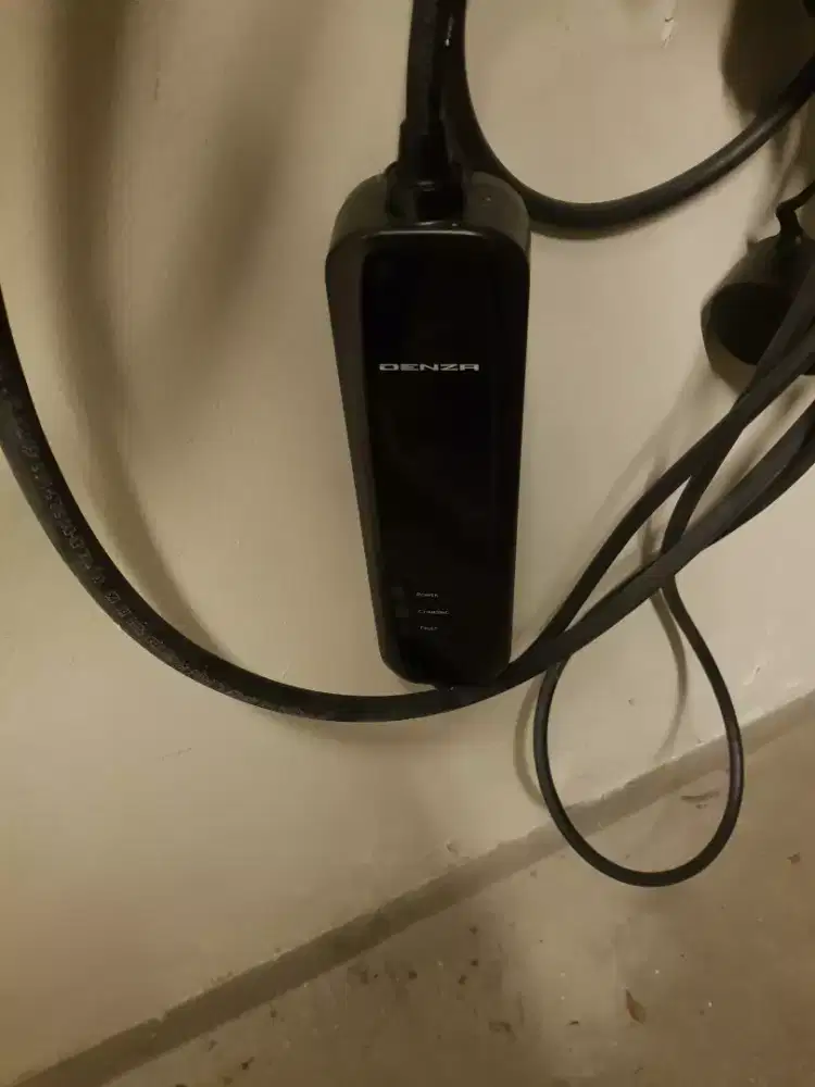 Cahrger portable plug ev denza