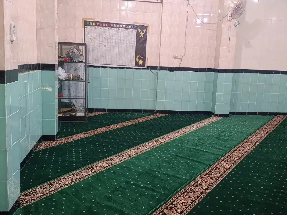 dekorasi lantai mushola berupa karpet kantor