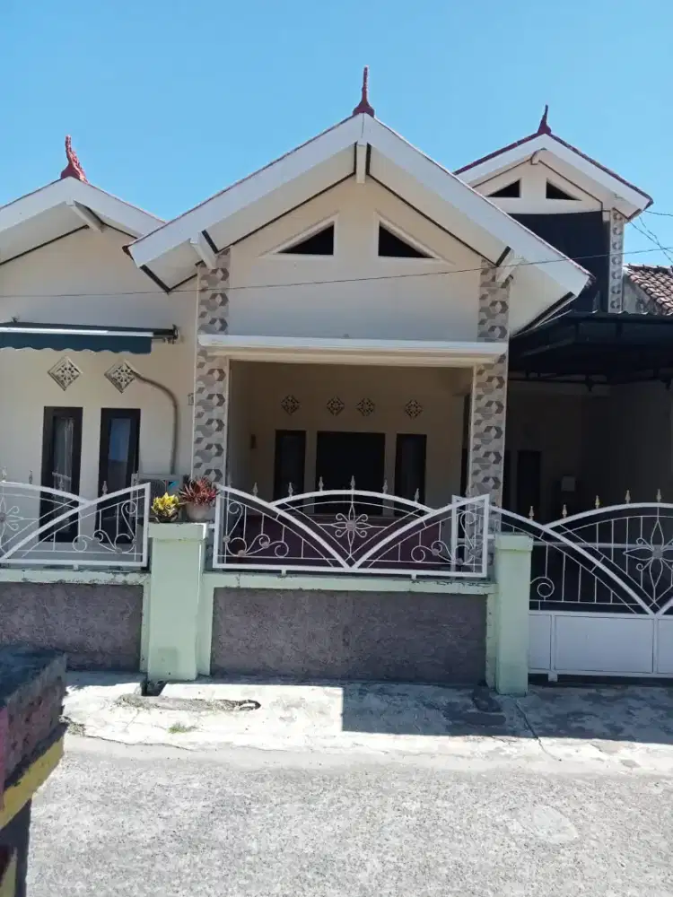 Rumah 2 Lantai Siap Huni LT 100 LB 80 - Lokasi Strategis