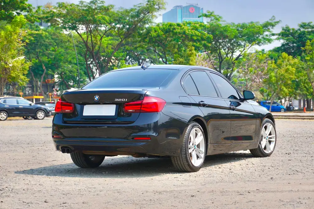BMW 320i Sport Shadow Individual B48 2019