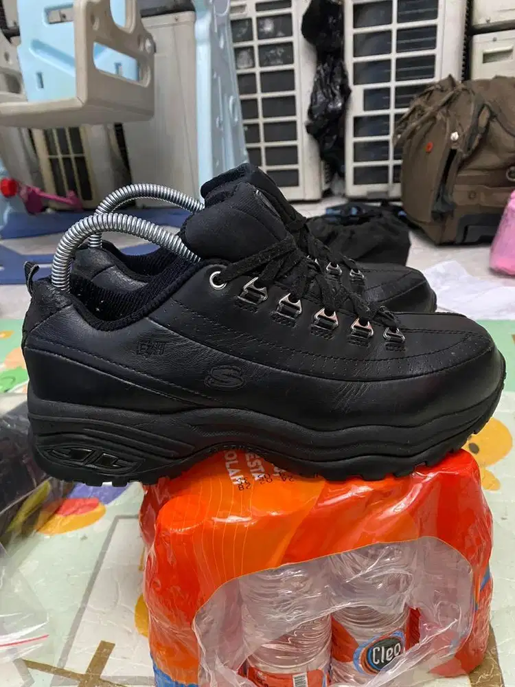 Sepatu sefty skecher size 38/39 insol 24