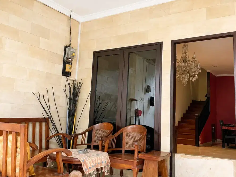 Dijual Rumah cozy 3 lantai di daerah Menteng