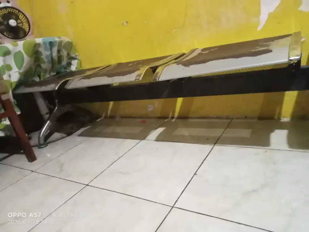 Bangku tunggu dudukan 4