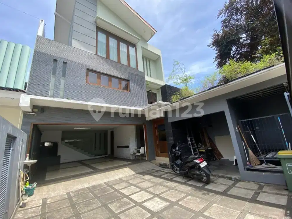 Rumah Dijual, Bangunan 3 Lantai Luas Tanah 210m2, Bangunan 320m2, Strategis Di Rawamangun, Hanya 8.5 M, Jalan Depan Lebar 3 Mobil. Parkir Luas Untuk 4