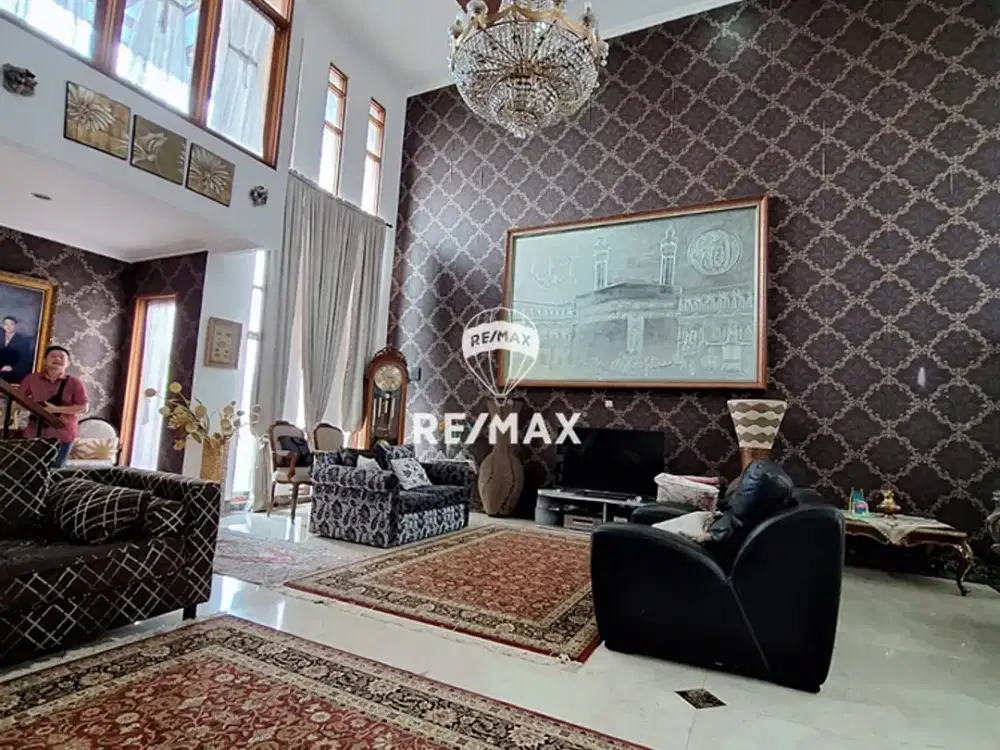 DIJUAL RUMAH MEWAH ALA VILLA DI BINTARO SEKTOR  9 ADA KOLAM RENANG