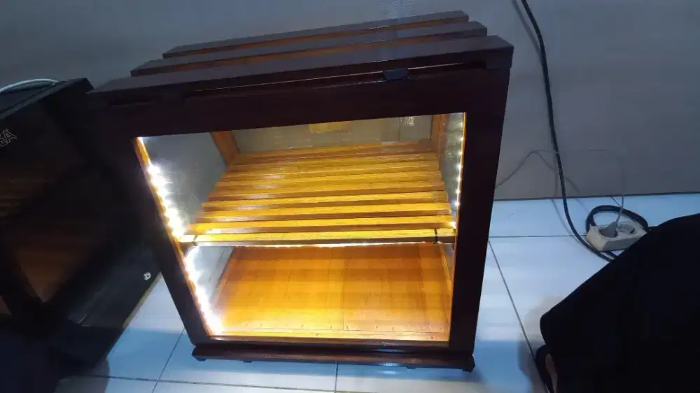 Etalase Display Kayu