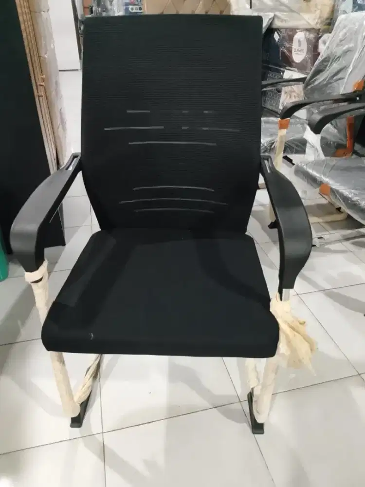Kursi kantor kaki besi persegi