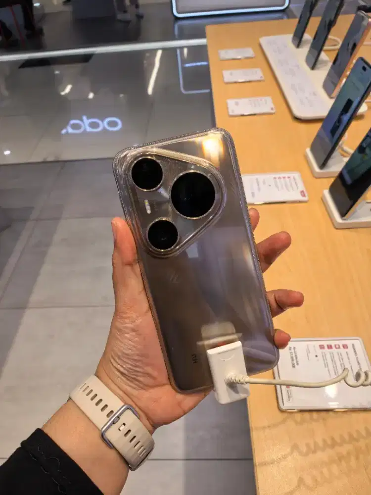 Huawei Pura 80 ultra gold