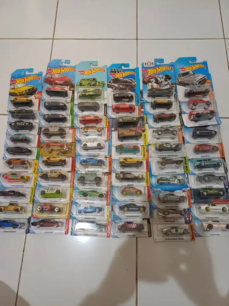 Hot wheels Borongan ada 60 biji..