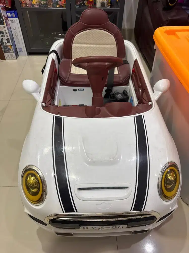 Mobil2 an anak putih