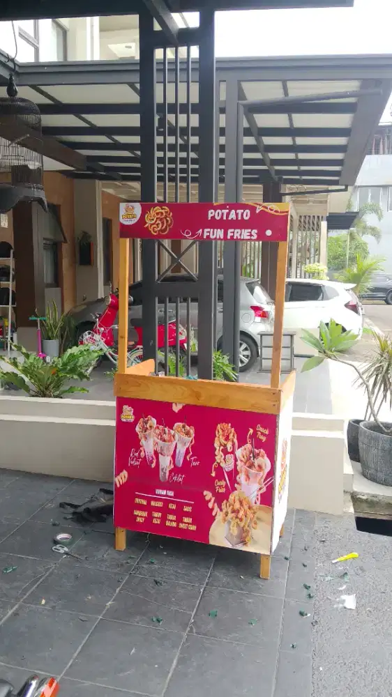 Penjaga stand potato fun fries