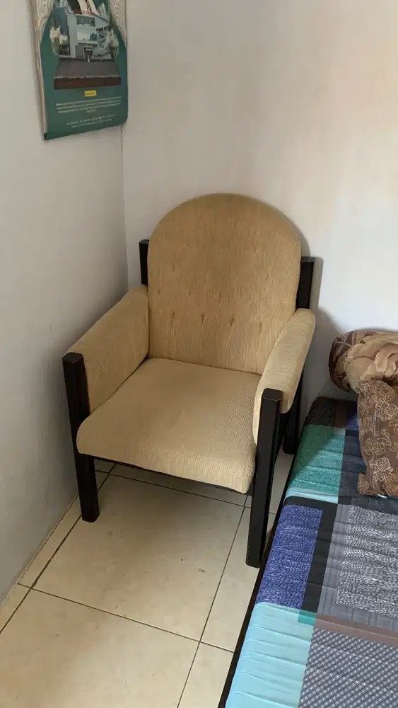 Kursi bekas kantor DPR , jenis kayu jati , aman tidak ada rusak