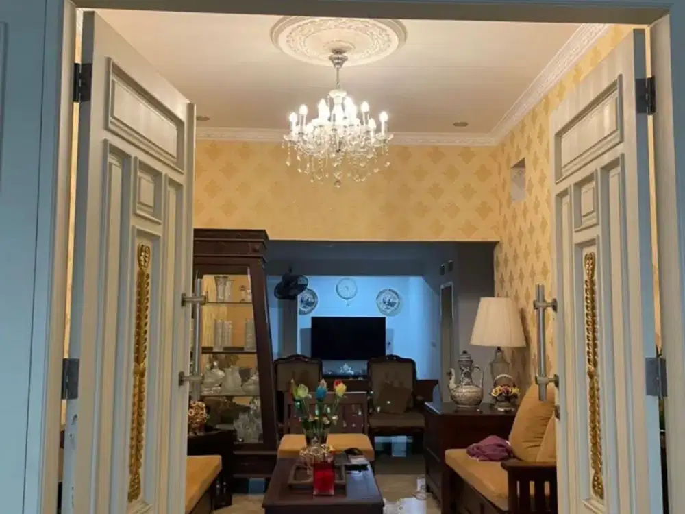 Dijual Rumah 2,5 Lantai Asri & Strategis di Komplek Pondok Bambu Permai