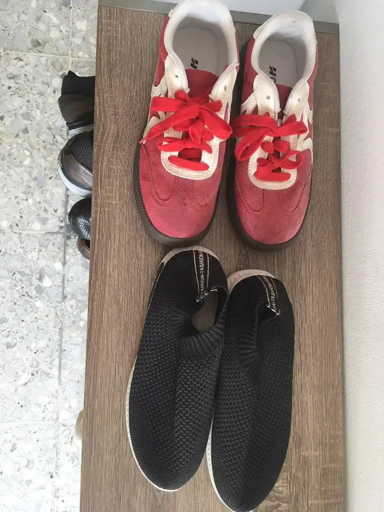 Sepatu merah dan hitam