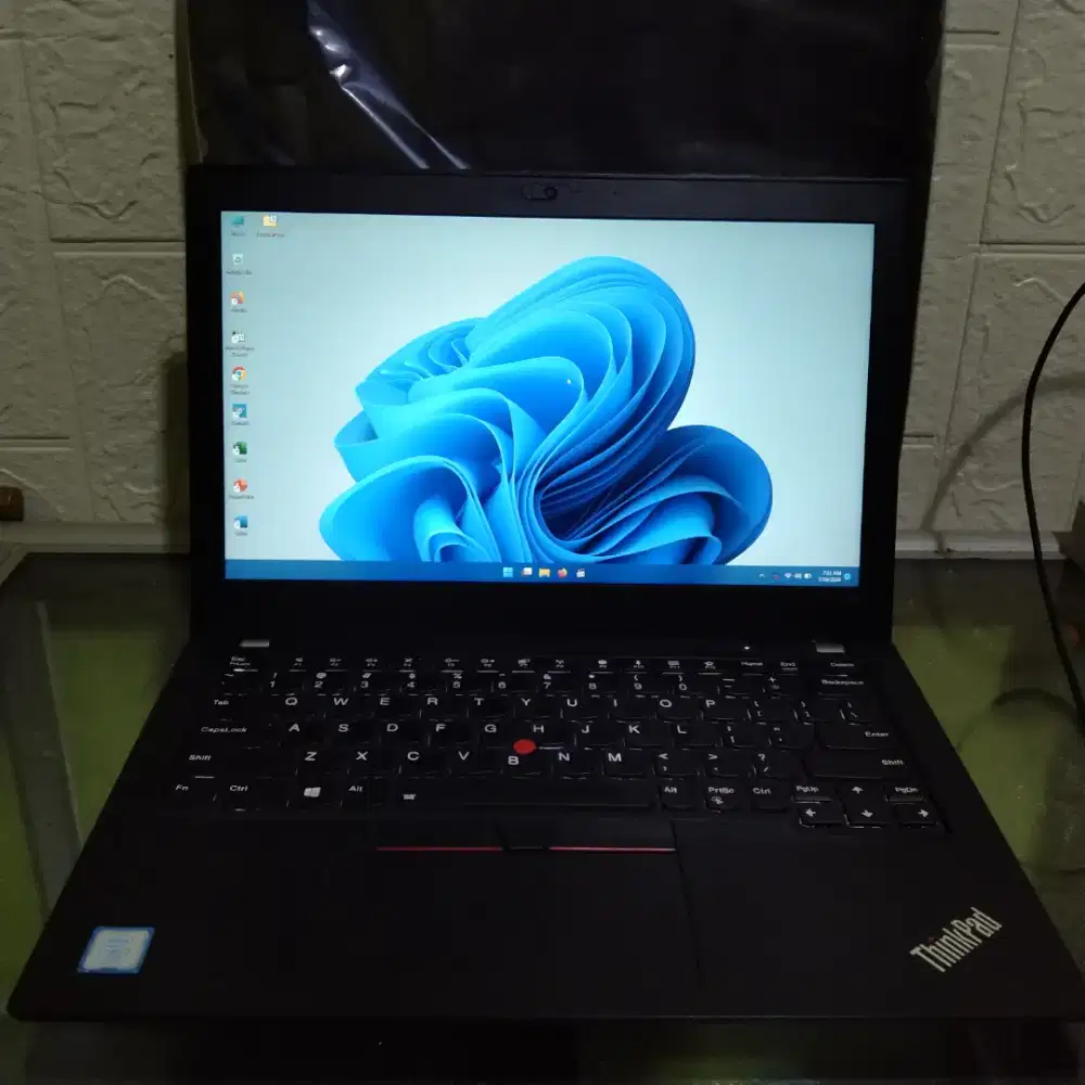 Lenovo thinkpad x280 core i7 ram 16gb SSD nvme 256gb keyboard nyala