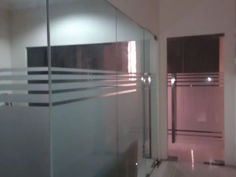 Disewakan Ruko Crown Green Lake City sudah ada 7 AC, Sekat Partisi Kaca
