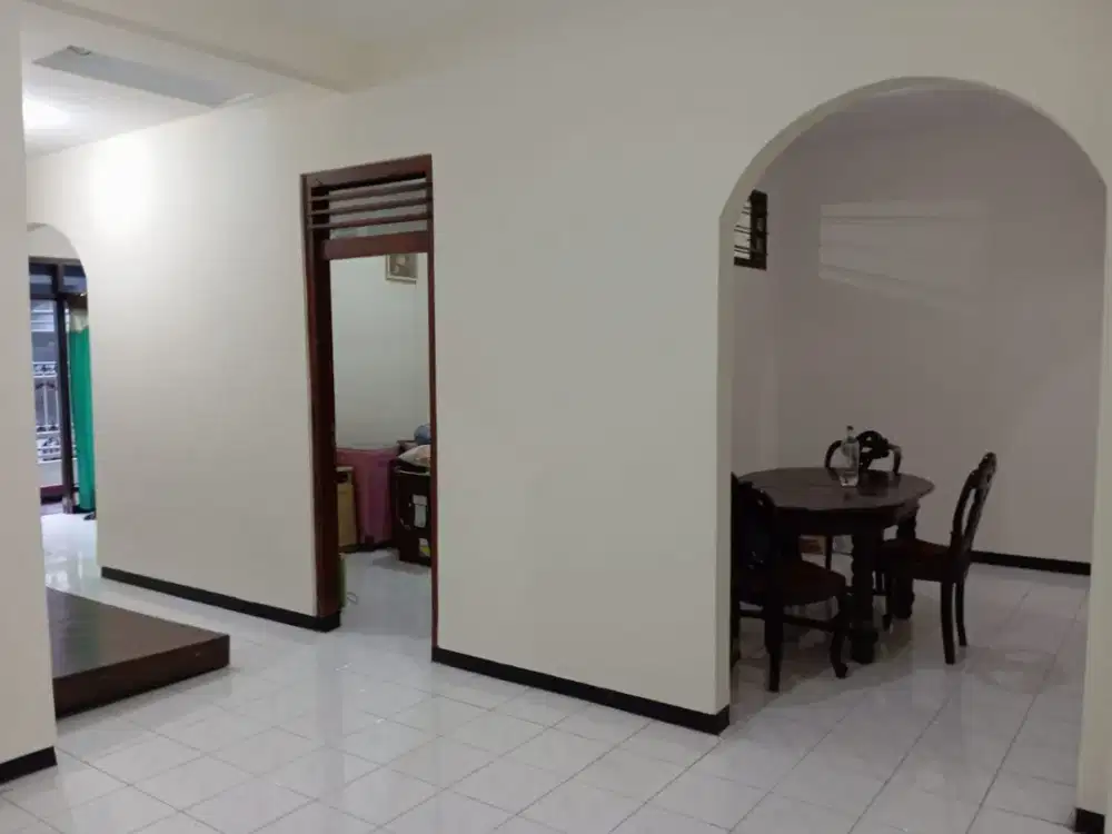 Dijual Rumah Terawat 2 Lantai 4 KT di Karang Empat Tambaksari - 1,2M