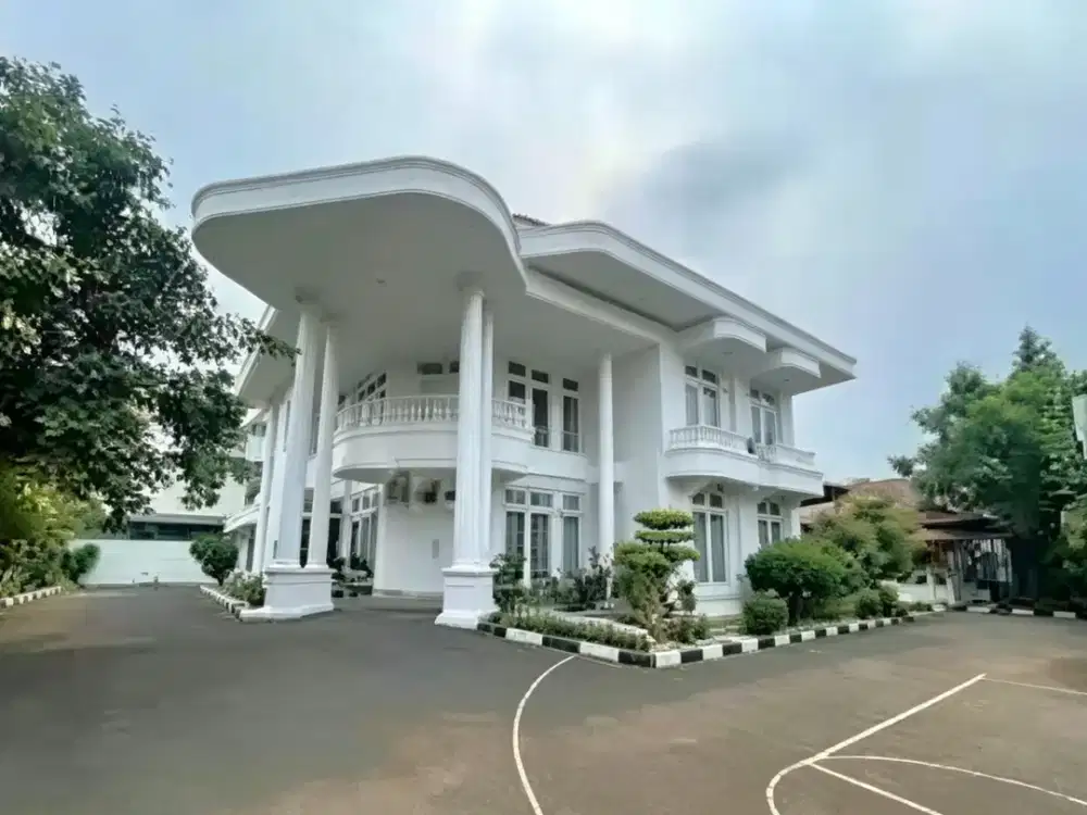 RUMAH MEWAH PINGGIR JALAN RAYA JATI CEMPAKA – LAHAN 4.969 M², KOLAM RENANG & HALAMAN LUAS!