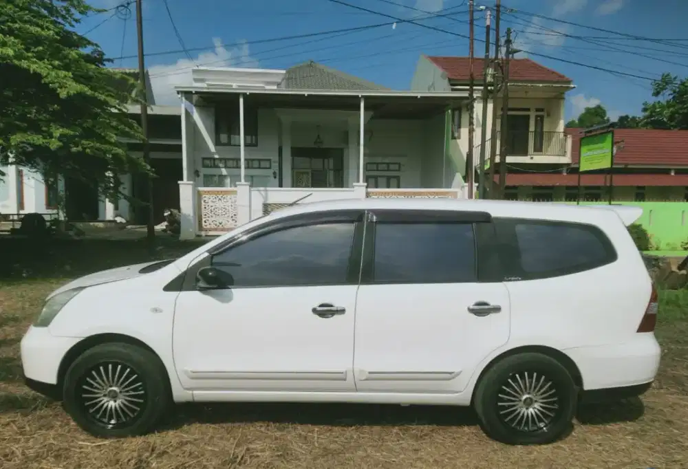 Dijual nissan grand livina SV 2011 putih
