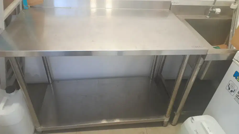 Meja Stainless getra