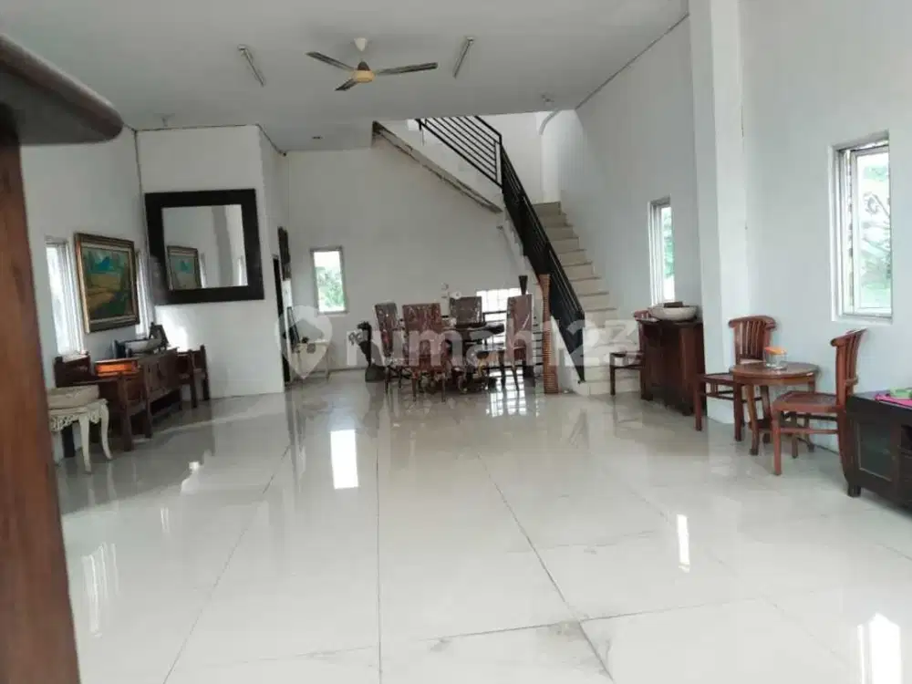 Ruang Usaha 3 Lantai + Rooftop Siap Huni Lokasi Strategis di Kemang, Jakarta Selatan