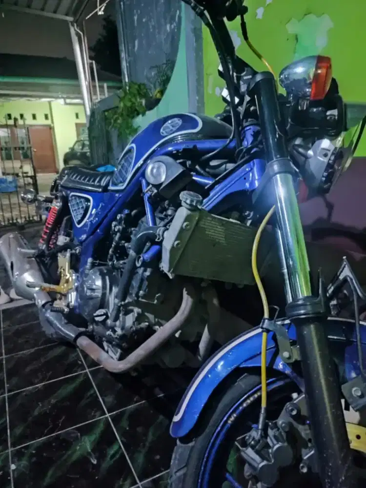 MT 25 custom CB dream