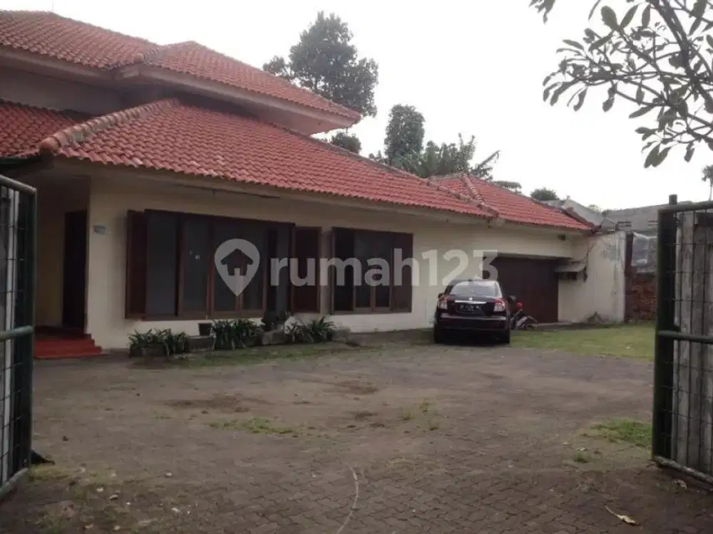 Rumah dengan Tanah Luas Letak Strategis di Kebon Jeruk Raya, Jakarta Barat