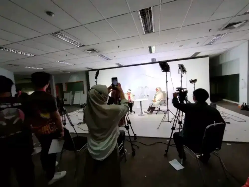 Admin dan crew tim produksi