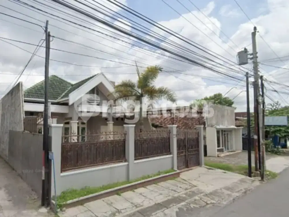 DISEWAKAN RUMAH HOOK LUAS PINGGIR JALAN DEKAT UGM NGAGLIK JOGJA DAERAH ISTIMEWA YOGYAKARTA