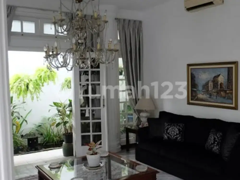 Rumah Mewah Classic Lokasi Premium Strategis di Pondok Indah, Jakarta Selatan