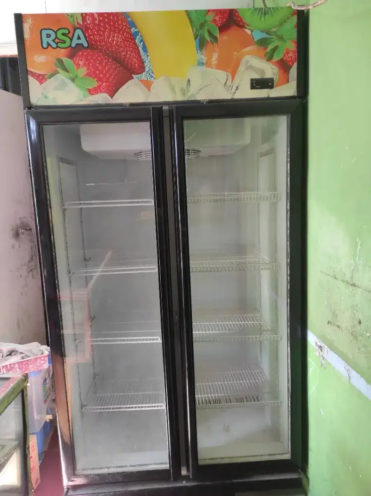 Di Jual Showcase Dua Pintu Merk RSA
