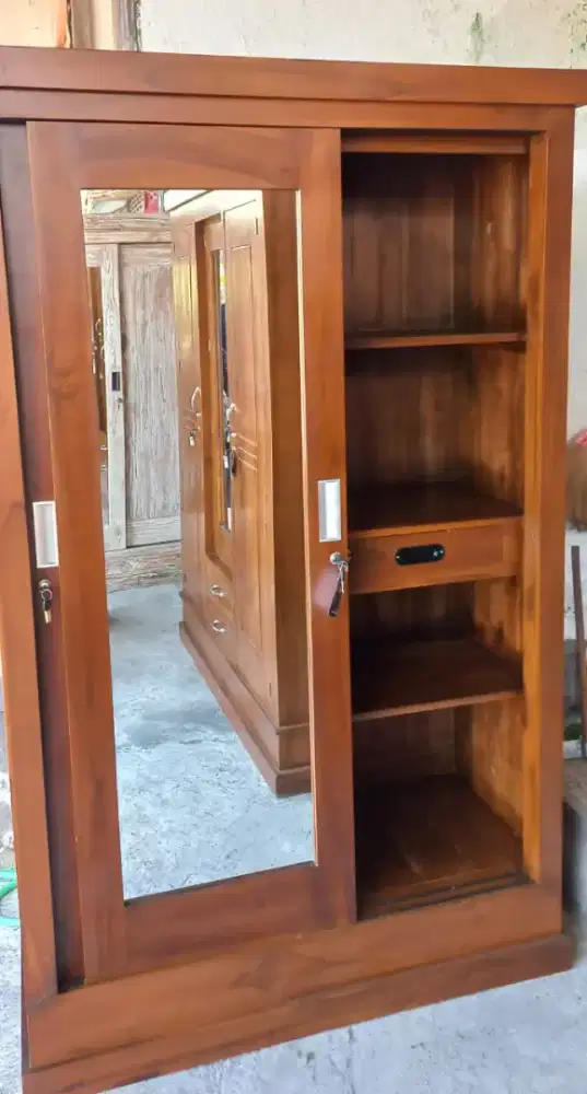 lemari pakaian kayu jati