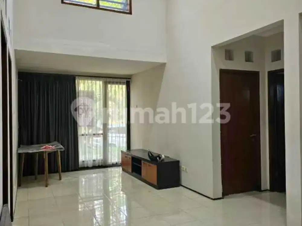 Rumah Nyaman Dekat Pusat Pembelanjaan dan Kuliner di Cluster Adora Bintaro - Tangerang