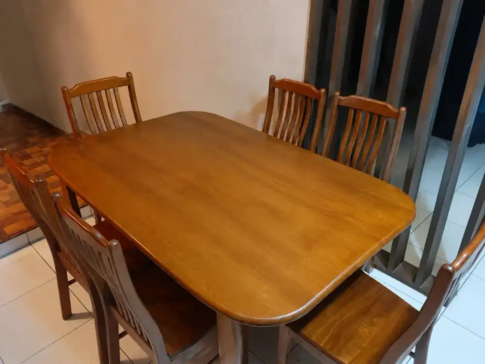 Satu set meja makan kayu