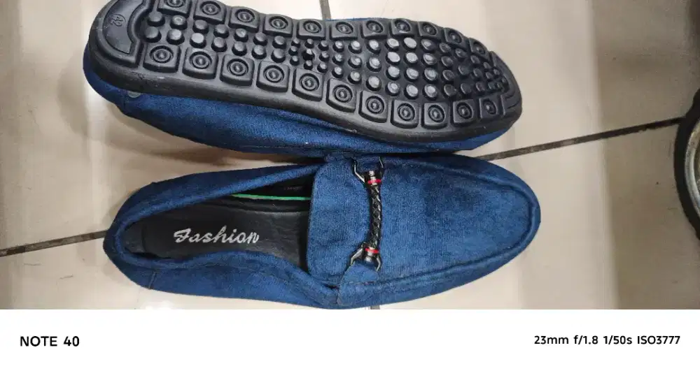 Sepatu slip on 42