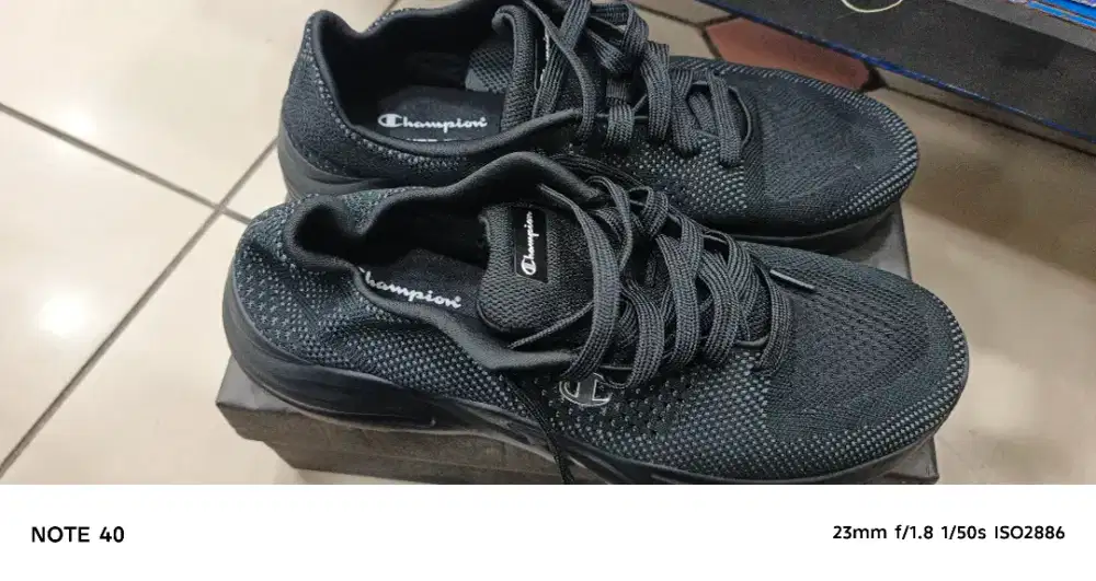 Sepatu running 43