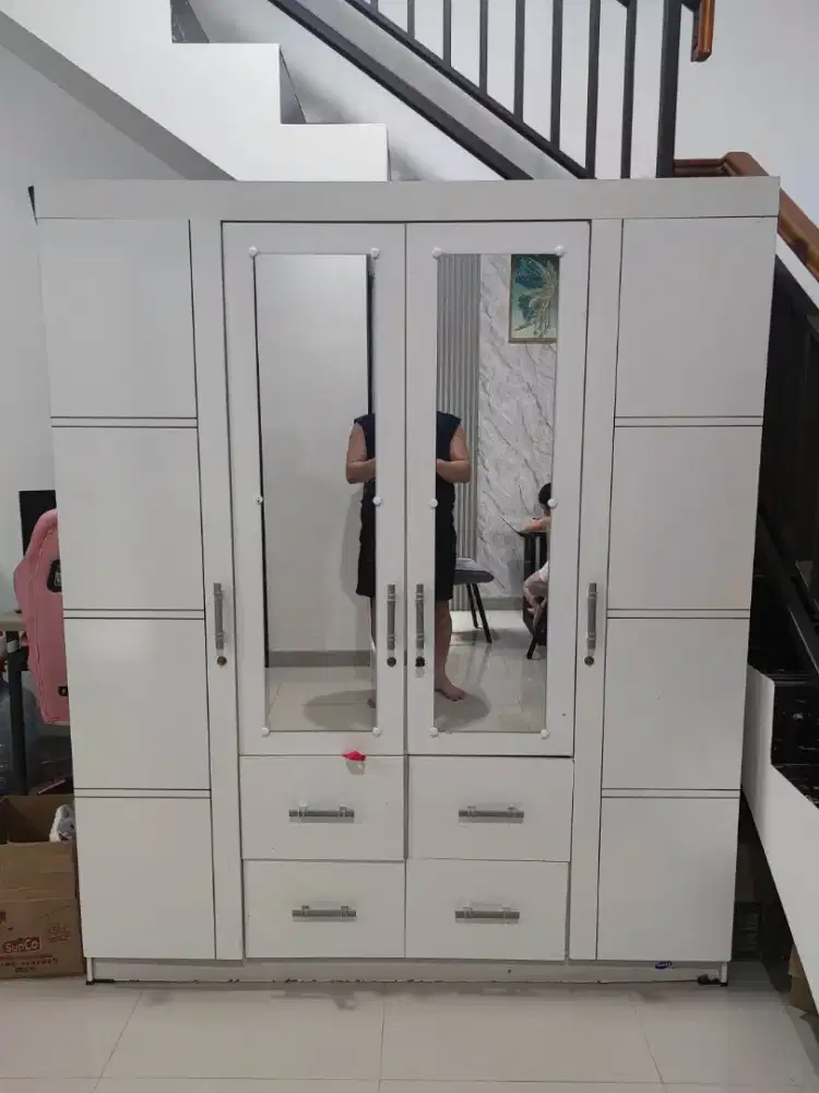 Lemari bekas 4 pintu harga nego