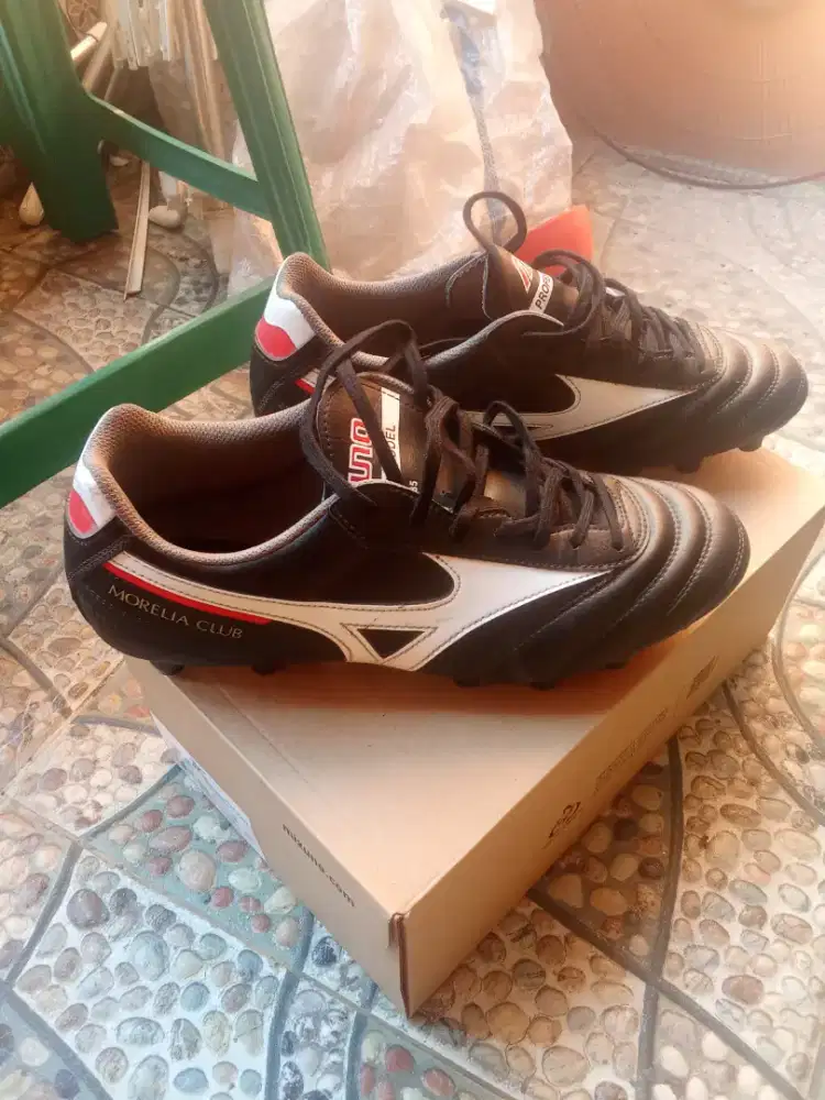 sepatu bola Mizuno Morelia II Club