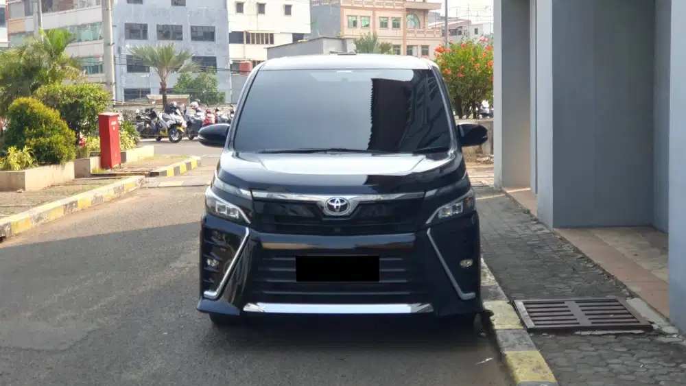 Toyota Voxy 2.0 Sunroof AT Hitam 2020 Service Record Garansi 5 Tahun