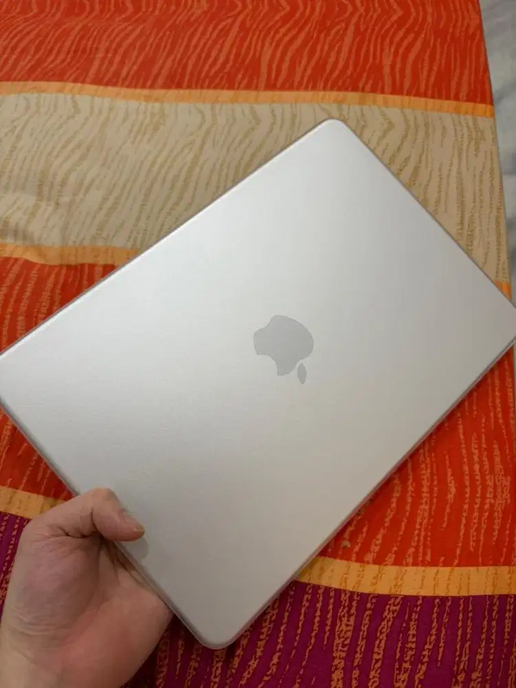MACBOOK NEO SILVER LIKE NEW