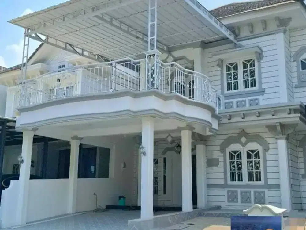 rumah kota Wisata cibubur. Rapi siap huni. Kamar utama dan Balkon luas
