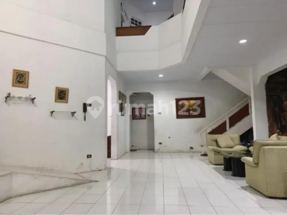 Rumah Bagus Area Komersil Hadap Jalan Raya di Meruya, Jakarta Barat