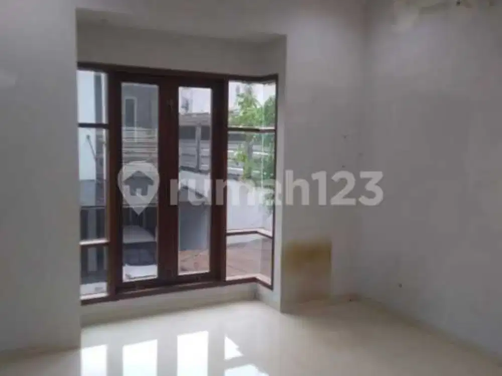 Rumah 2 Lantai di Cilandakjakarta Selatan